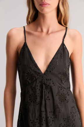 QUÉDATE AQUÍ VESTIDO